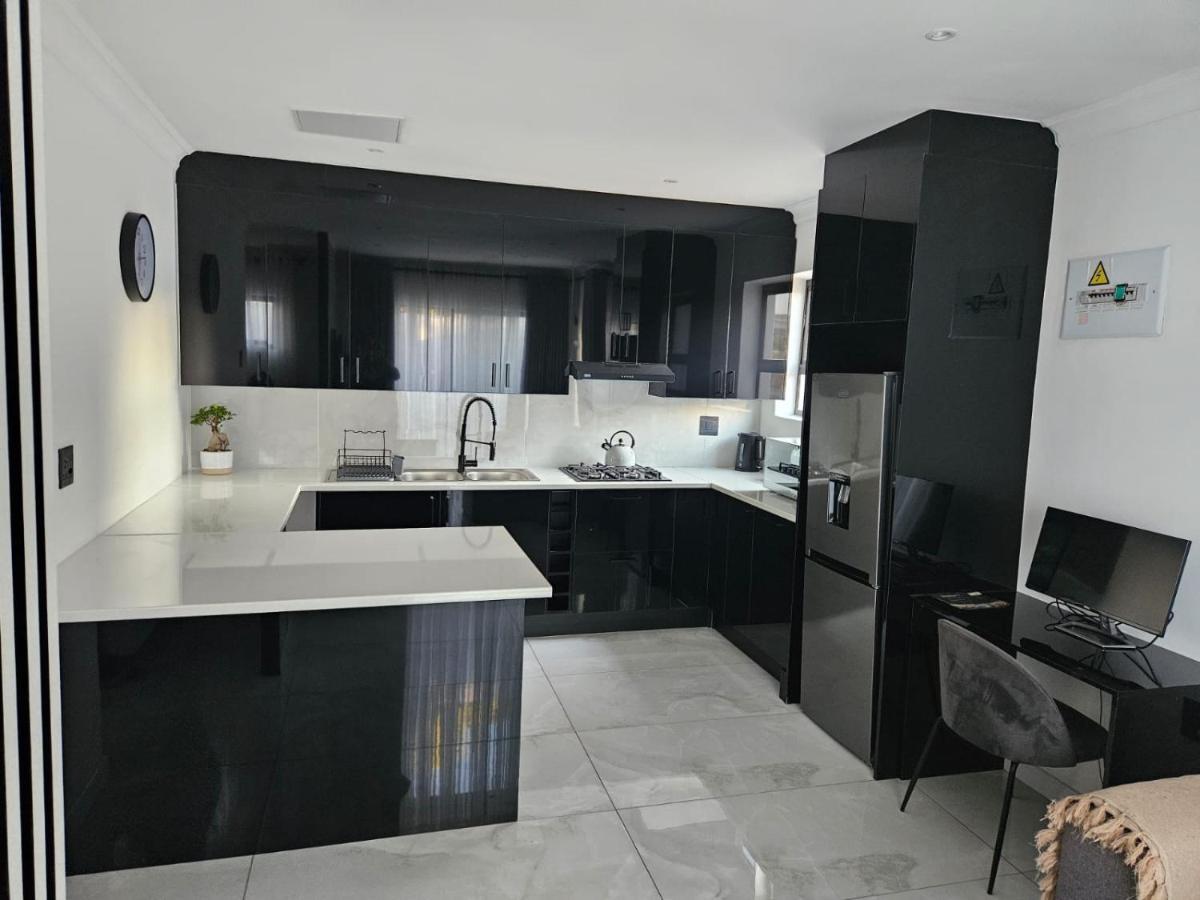 Nicky'S Guest House Roodepoort Esterno foto