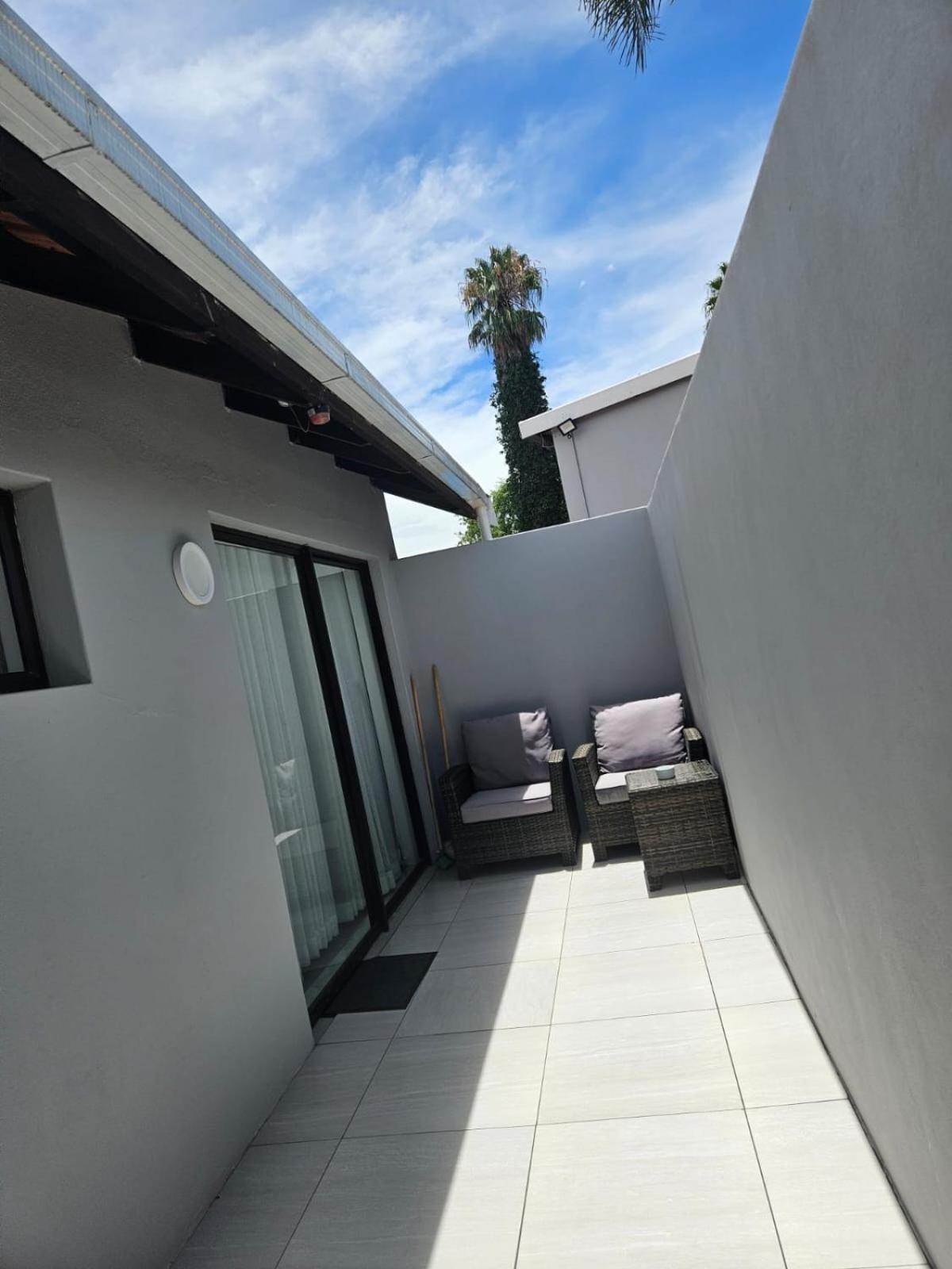 Nicky'S Guest House Roodepoort Esterno foto